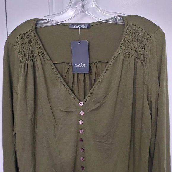 Green top size Medium hi low - Picture 2 of 7